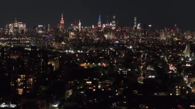 Brooklyn 'in ve New York şehrinin gökyüzü manzarası. Bedford-Stuyvesant 'ta bir yaz gecesi çekilmiş..