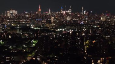 Brooklyn 'in ve New York şehrinin gökyüzü manzarası. Bedford-Stuyvesant 'ta bir yaz gecesi çekilmiş. Yazın Bedford-Stuyvesant' ta çekilmiş.