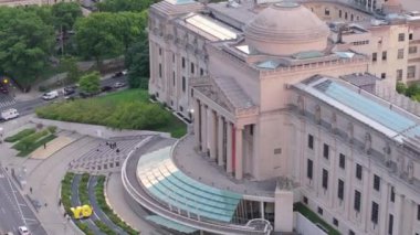 Brooklyn Müzesi 'nin bulutlu bir yaz gününde havadan görünüşü