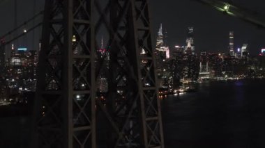 Geceleyin New York şehrinin siluetinin insansız hava aracı görüntüleri arka planda Williamsburg Köprüsü ve Empire State Binası ile çekildi..