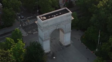 Gün doğumunda Washington Square Park 'ın havadan görüntüsü. Greenwich Village, New York 'ta bir yaz sabahı çekilmiş..