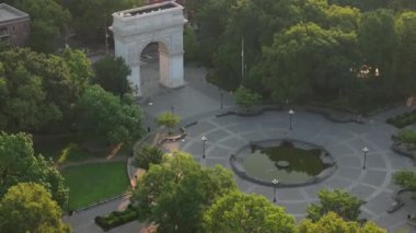 Gün doğumunda Washington Square Park 'ın havadan görüntüsü. Greenwich Village, New York 'ta bir yaz sabahı çekilmiş..