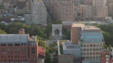 Gün doğumunda Washington Square Park 'ın havadan görüntüsü. Greenwich Village, New York 'ta bir yaz sabahı çekilmiş..