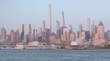 Akşam karanlığında Manhattan şehir merkezinin havadan görüntüsü. Yaz boyunca Hudson Nehri 'nin kıyısında çekilmiş..