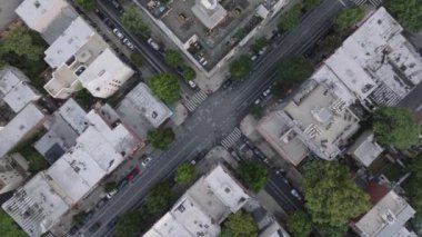Greenpoint, Brooklyn 'deki şehir sokaklarının hava manzarası bulutlu bir yaz gününde..