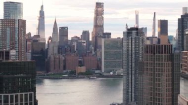 Bir yaz günü Doğu Nehri 'nde çekildi.