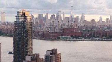 Bir yaz günü, arka planda Dünya Ticaret Merkezi ile Doğu Nehri boyunca çekilmiş..