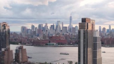 Bir yaz günü, arka planda Dünya Ticaret Merkezi ile Doğu Nehri boyunca çekilmiş..