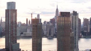 Bir yaz günü Doğu Nehri 'nde çekildi.