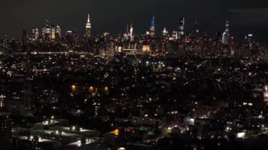 Geceleri Brooklyn, Bushwick 'in hava görüntüsü. New York 'ta bir yaz gecesinde çekilmiş..
