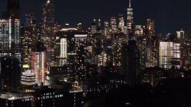 Brooklyn şehir merkezinin havadan görünüşü bir yaz gecesinde.