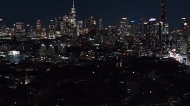 Brooklyn şehir merkezinin havadan görünüşü bir yaz gecesinde.