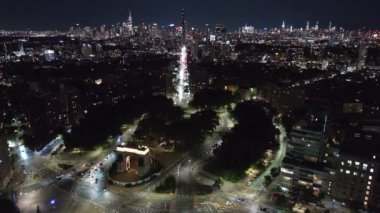 Geceleri Brooklyn 'deki Grand Army Plaza' nın hava manzarası. Arka planda Manhattan silueti var..