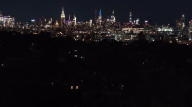 Bir yaz gecesinde New York 'un hava manzarası. Brooklyn 'de 4K' da çekilmiş..