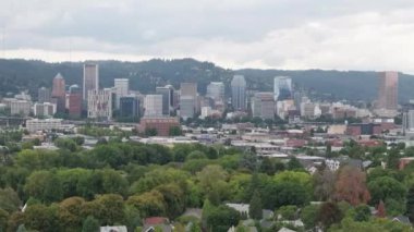 Bulutlu bir günde Portland, Oregon 'un insansız hava aracı görüntüleri. Yazın 4K 'da çekilmiş..