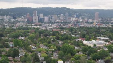 Bulutlu bir günde Portland, Oregon 'un insansız hava aracı görüntüleri. Yazın 4K 'da çekilmiş..