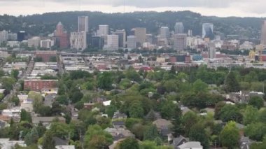 Portland şehir merkezinin hava manzarası bulutlu bir günde. Yazın 4K 'da çekilmiş..
