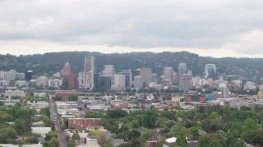 Bulutlu bir günde Portland, Oregon 'un insansız hava aracı görüntüleri. Yazın 4K 'da çekilmiş..