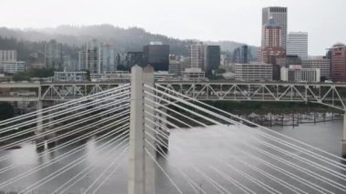Portland, Oregon 'daki Tilikum Köprüsü' nün hava manzarası bulutlu bir günde.