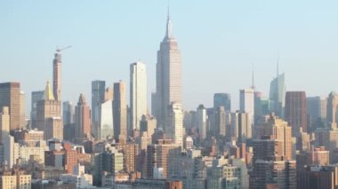 Empire State Binası 'nın havadan görünüşü. New York 'ta bir yaz sabahı çekilmiş.