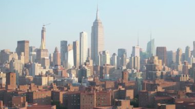 Bir yaz sabahı New York 'taki Empire State binasının insansız hava aracı görüntüleri..