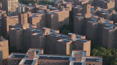 Bir yaz sabahı New York City 'deki toplu konut projesinin hava görüntüsü