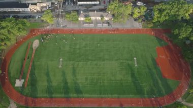 Gündoğumunda East River Parkı 'nda tanınmayan insanların hava görüntüsü. New York 'ta bir yaz sabahı çekilmiş..
