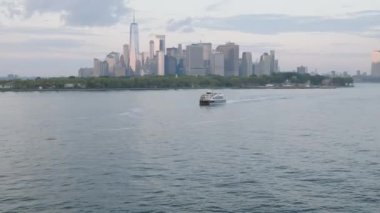 Akşam üzeri New York 'ta bir feribotun hava görüntüsü..