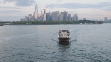 Akşam üzeri New York 'ta bir feribotun hava görüntüsü..