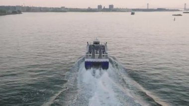 Akşam üzeri New York Limanı 'ndaki feribotun hava görüntüsü..