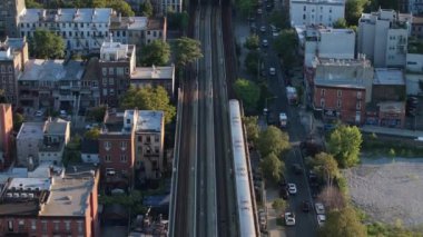 Bir yaz sabahı Brooklyn 'den geçen yer üstü metro görüntüsü..