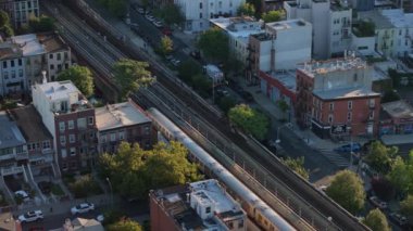 Brooklyn 'den geçen metronun hava görüntüsü. 4K 'de bir yaz sabahı çekilmiş..