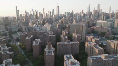 Manhattan 'ın göbeğini yaz günü çekiyoruz. 4K 'da New York' ta çekilmiş..