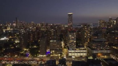 Geceleri New York 'un Aşağı Doğu Yakası' nın havadan görüntüsü. Yazın 4K 'da çekilmiş..