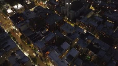 Geceleri New York sokaklarının hava manzarası. Manhattan 'ın göbeğinde çekildi.