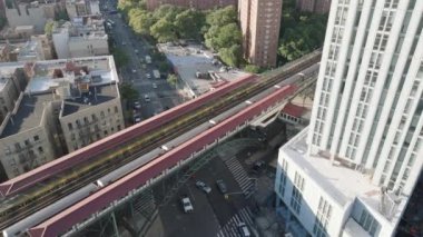 Harlem, New York 'taki 1 treninin hava görüntüsü. 4K 'de bir yaz sabahı çekilmiş..