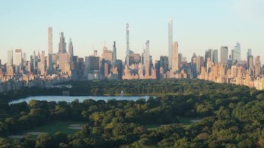 Gün doğumunda Central Park 'ın havadan görüntüsü. Yazın New York 'ta çekilmiş..
