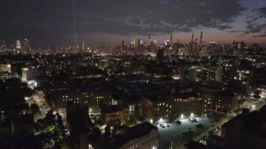 İkiz kulelerin 11 Eylül saldırısında kaybedilen hayatların anısına New York şehri silueti. Yazın Astoria, Queens 'te çekilmiş..