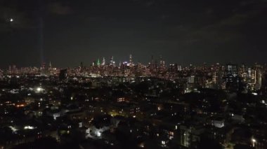 Geceleri New York şehrinin gökyüzü manzarası.