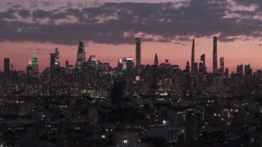 Akşam karanlığında Manhattan şehir merkezinin havadan görüntüsü