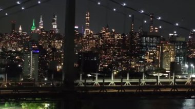 Geceleri Robert F. Kennedy Köprüsü 'nün hava görüntüsü. Queens, New York 'ta çekilmiş..