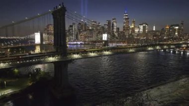 Manhattan silueti, ikiz kulelerin 11 Eylül saldırısında kaybedilen hayatların anısına ışık tutuyor. Yazın New York 'ta çekilmiş.