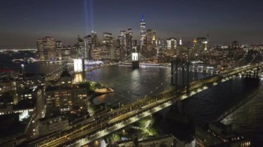 Manhattan silueti, ikiz kulelerin 11 Eylül saldırısında kaybedilen hayatların anısına ışık tutuyor. Yazın New York 'ta çekilmiş.