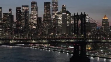Metroyu gece Manhattan Köprüsü 'nden geçerken gösteren hava görüntüsü. Yazın New York 'ta çekilmiş..