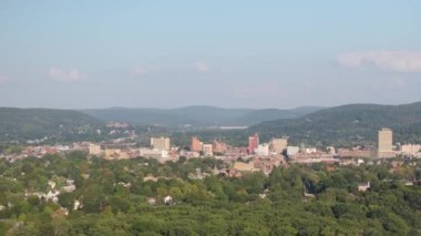 New York, Binghamton şehir merkezinin hava görüntüsü. Bir yaz günü çekilmiş..