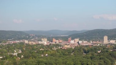 New York, Binghamton şehir merkezinin hava görüntüsü. Bir yaz günü çekilmiş..