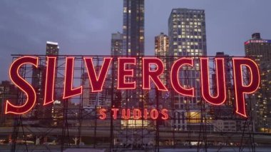 Silvercup Stüdyolarının hava manzarası. Long Island City, Queens 'de gece çekildi..
