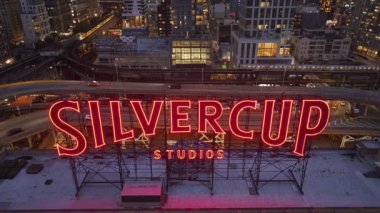 Geceleri Queens Long Island 'daki Silvercup Stüdyolarının hava manzarası