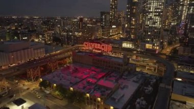 Silvercup Stüdyolarının hava manzarası. Long Island City, Queens 'de gece çekildi..