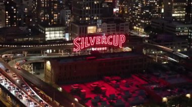 Silvercup Stüdyolarının hava manzarası. Long Island City, Queens 'de gece çekildi..